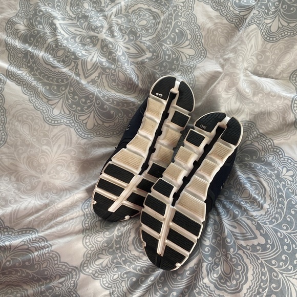 On clouds  Excellent condition size 9.5 - Picture 4 of 4